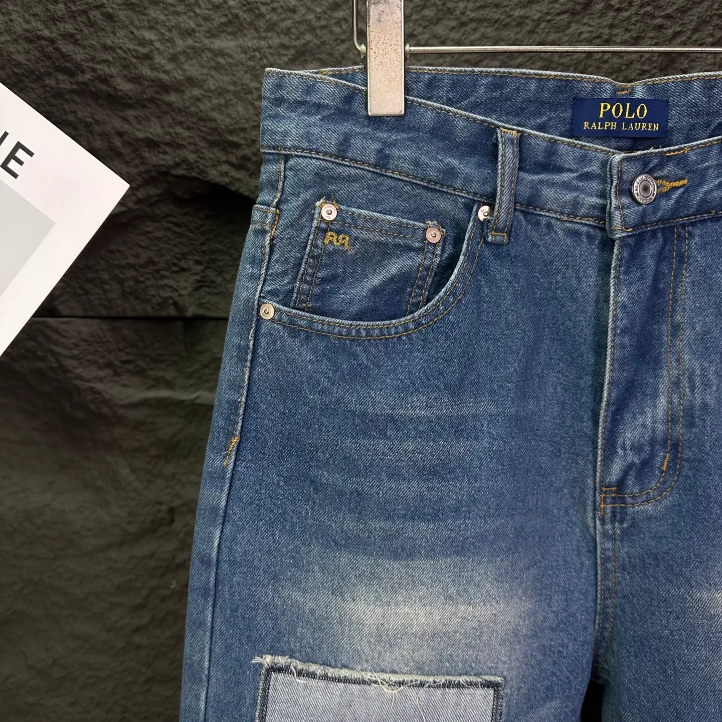 P240 RRL Ralph Lauren 2026 New Retro Frayed Patch Couple Style Washed Jeans 🔥High Version🔥High Version🔥 Top ceiling quality Styles with different washed textures are very friendly to people with thin legs and thick legs. The straight version is very flattering to the leg shape. Moderate length that never goes out of style, easy to match with casually, basic styling for various styles, a must-have in the wardrobe! The fabric is stiff but also makes the upper body soft without losing texture. The washing process is even more perfect. It is a must-have item for everyone! ! ! Washed wheat, hang tag, pants label, complete with three labels, color: blue, size: 28, 30, 32, 34 (four sizes)
